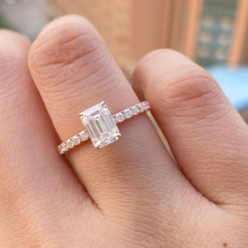 Women Emerald Solitaire Diamond Ring