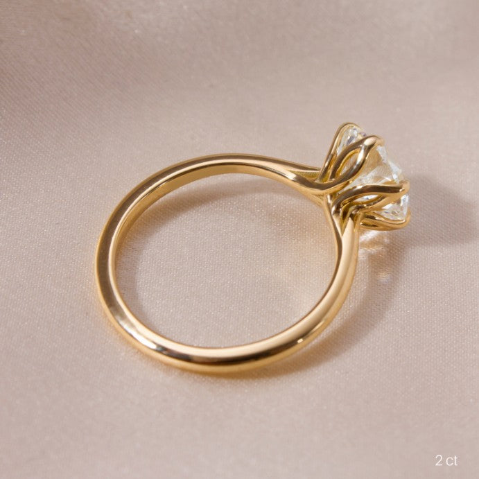 Round Cut Diamond Engagement Ring