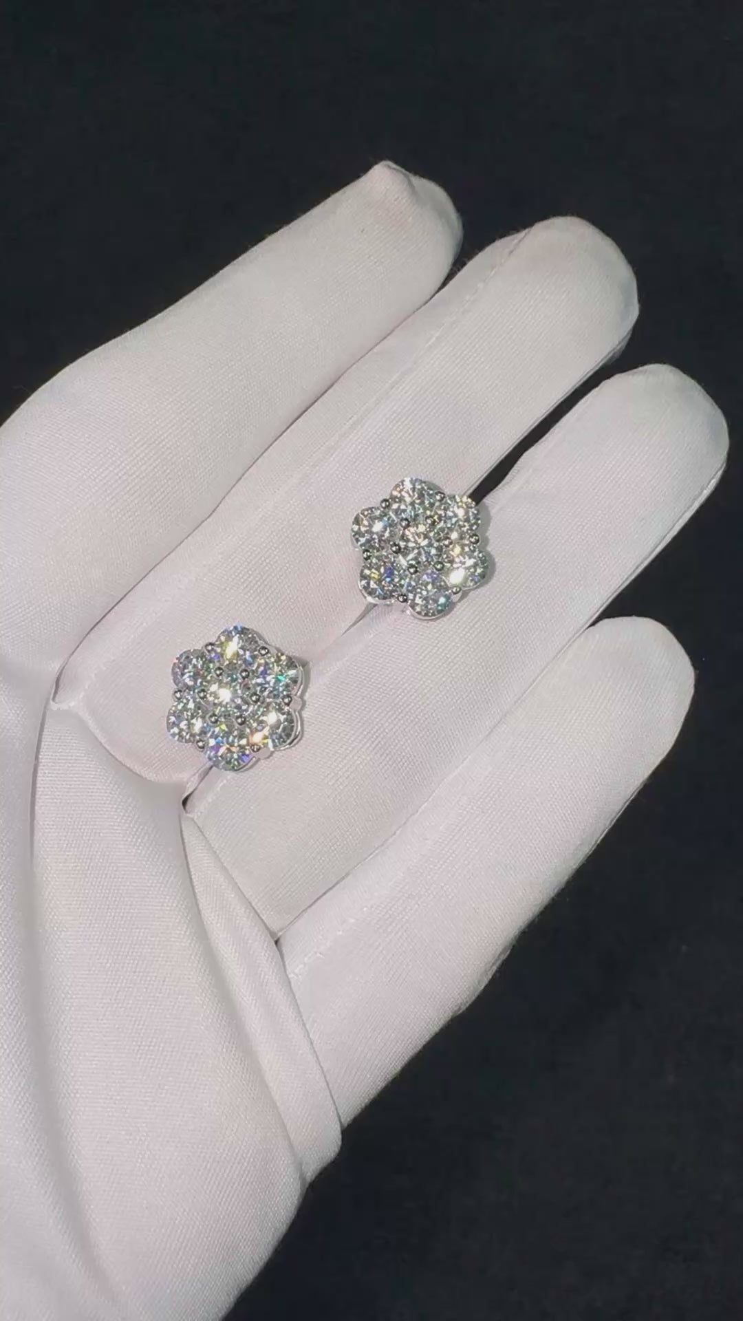 14K Gold Round Cluster Diamond Earrings - 0.90 CTW
