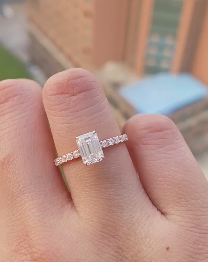 Women Emerald Solitaire Diamond Ring